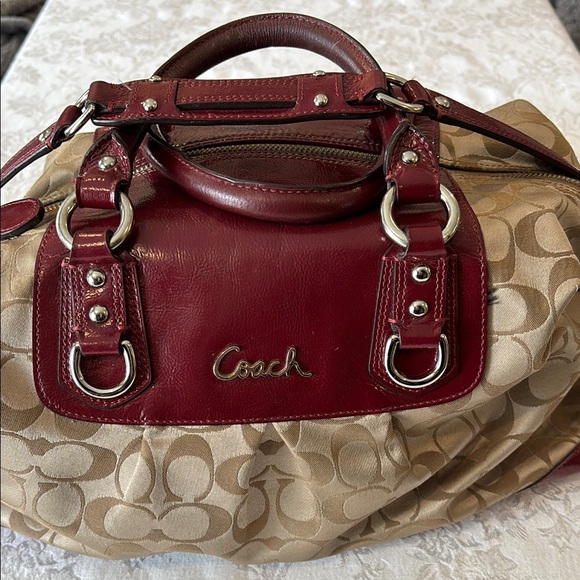 Coach Ashley Signature bag 
1 call out discoloration back of shoulder strap - Picture 6 of 11